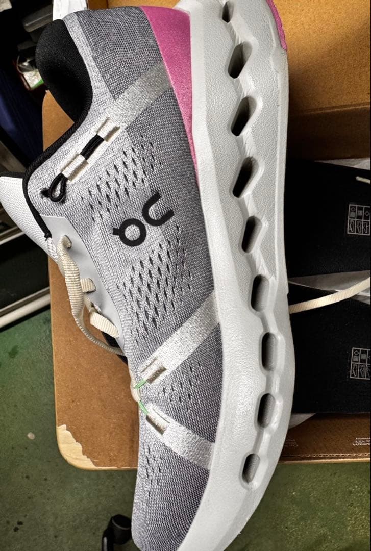 【タカナリ】On スニーカー グレー/ピンク　Cloudsurfer 2