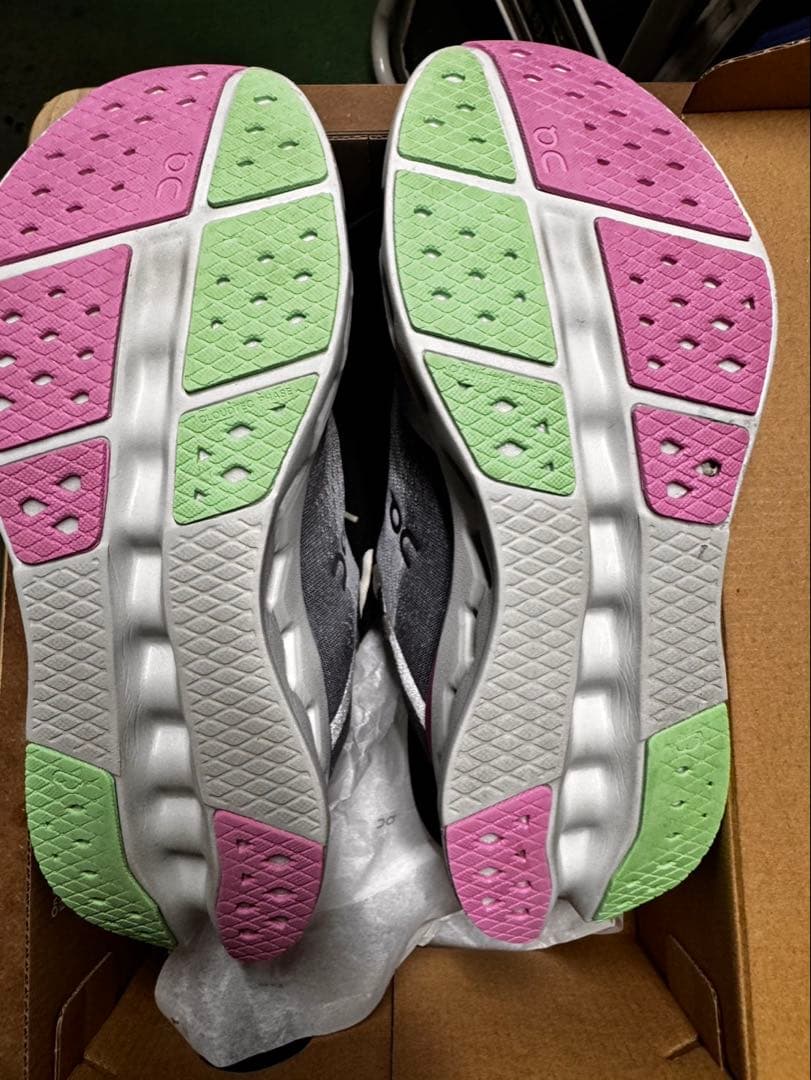 【タカナリ】On スニーカー グレー/ピンク　Cloudsurfer 2