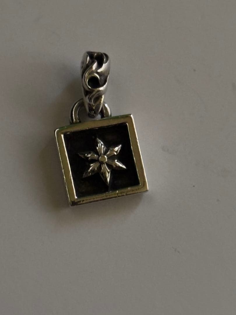 クロムハーツフレームドチャームスター