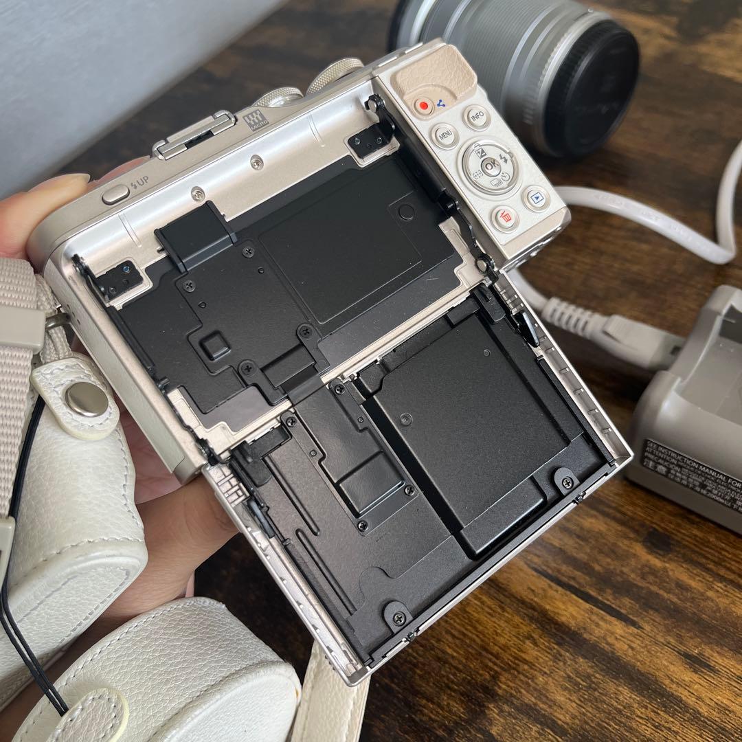 【美品】OLYMPUS PEN E-PL9 ホワイト 14-42mmレンズ付き