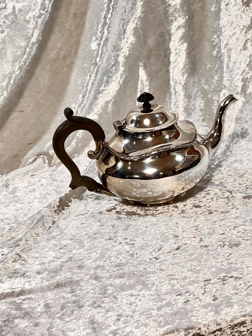 シルバーティーポット　刻印あり　1902年10月22日　製作1901年