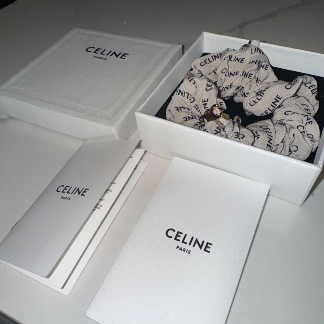 箱付き CELINE ロゴ入りシュシュ ベージュ