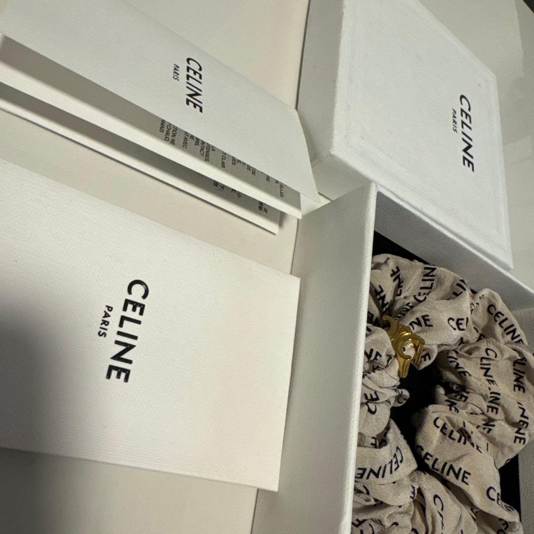 箱付き CELINE ロゴ入りシュシュ ベージュ