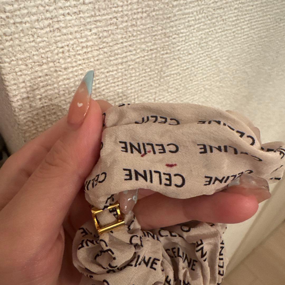 箱付き CELINE ロゴ入りシュシュ ベージュ
