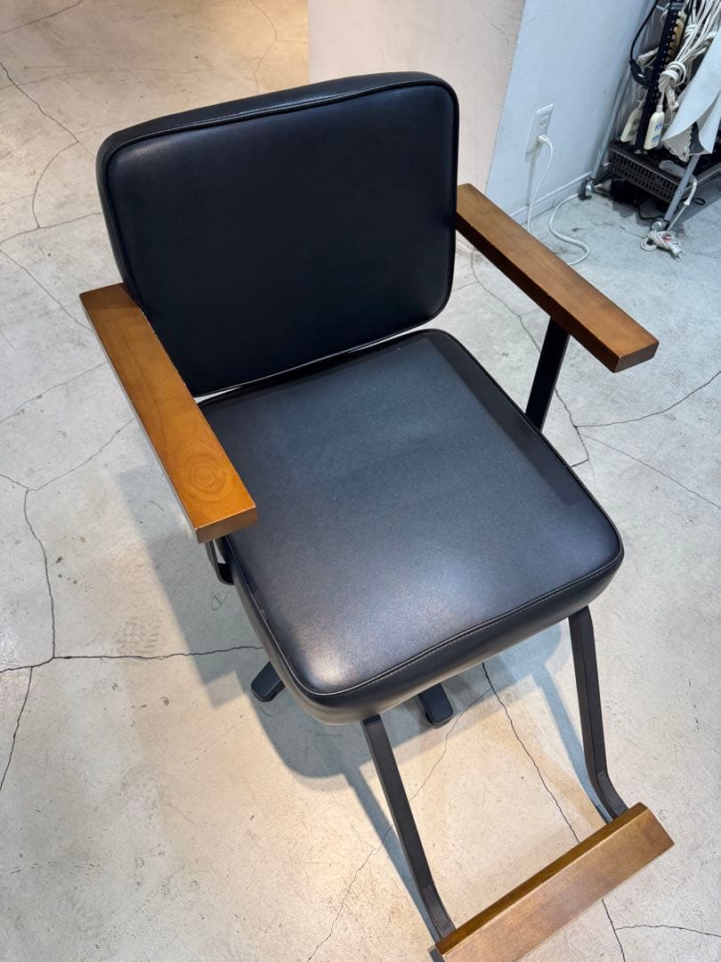 匿名0888さん　モダンデザイン 黒い椅子 木製アームレスト　美容室　セット椅子
