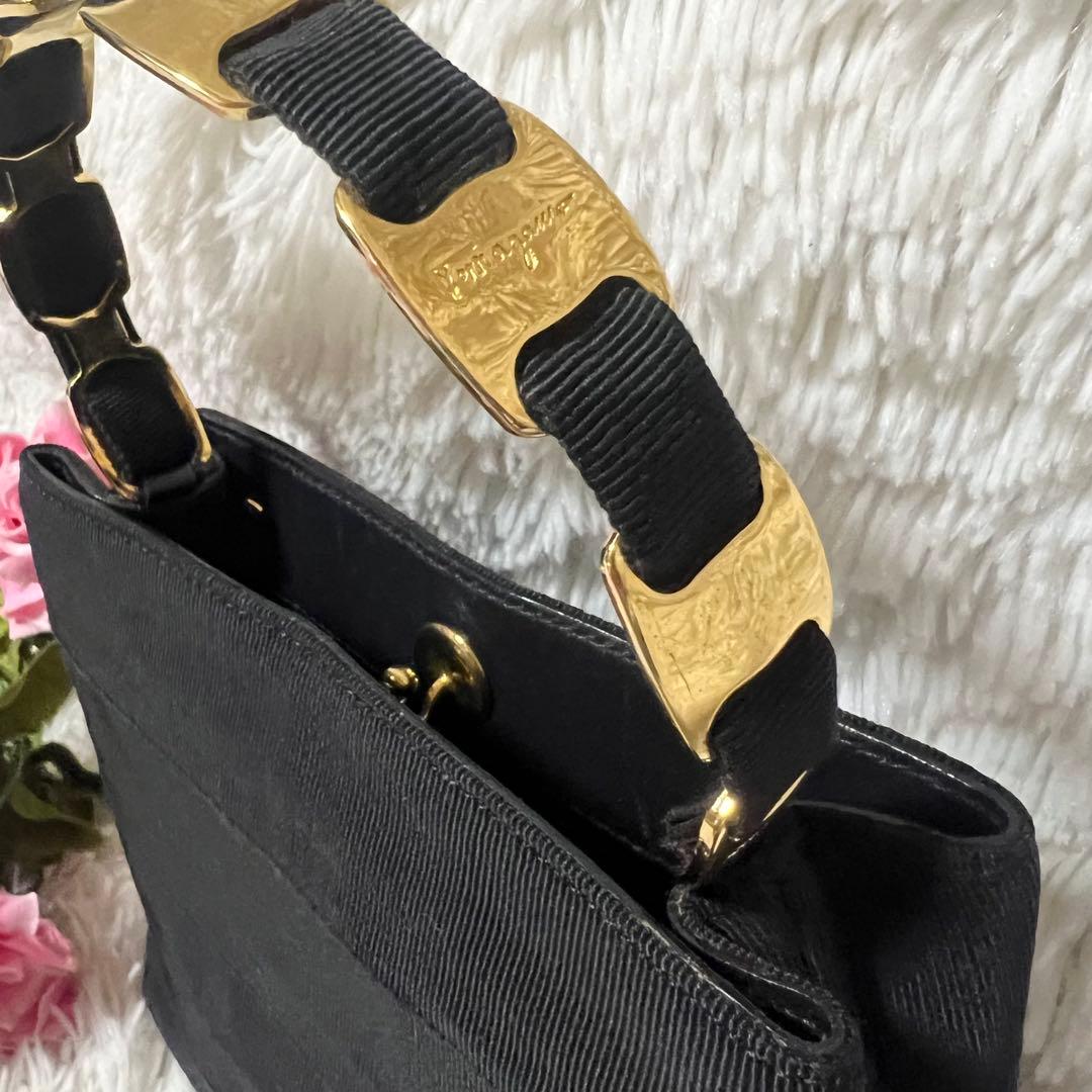 サルヴァトーレフェラガモ　ハンドバッグ　パーティーバッグ　ブラック×ゴールド