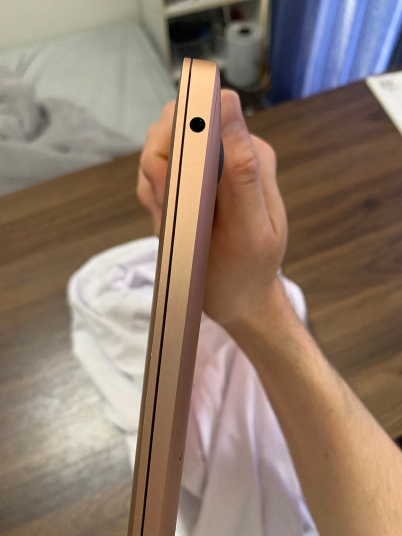 MacBook本体 Apple MacBook Air (M1, 8GB, 256GB)