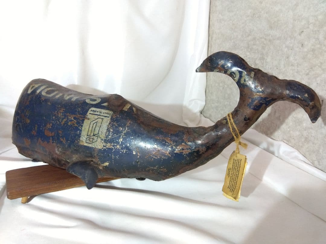 Art　クジラ　ブリキオブジェ　木製台付き　インド製