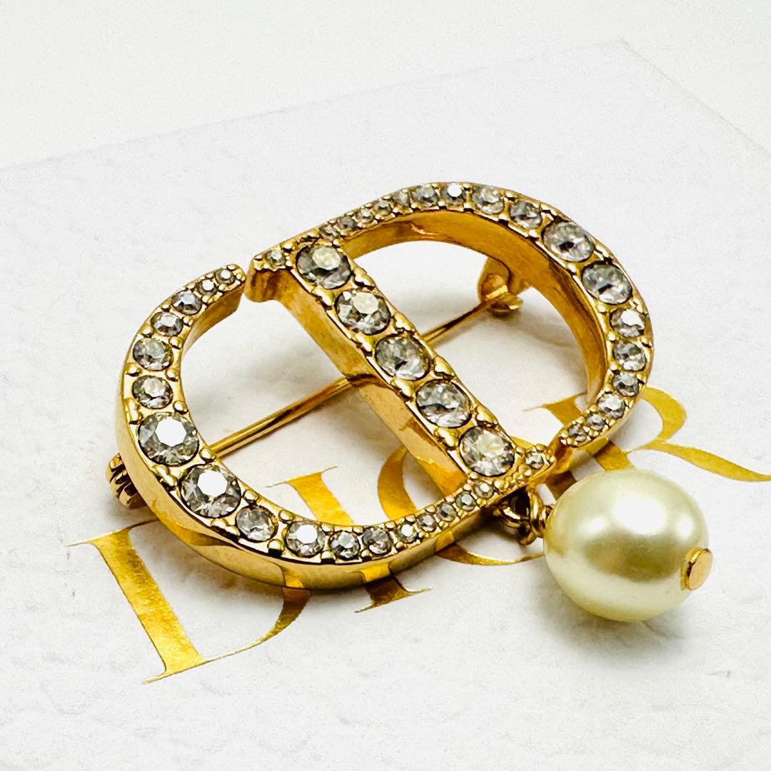 DIOR プチCD ブローチ　ラインストーン　ロゴ　ゴールドカラー　レジンパール