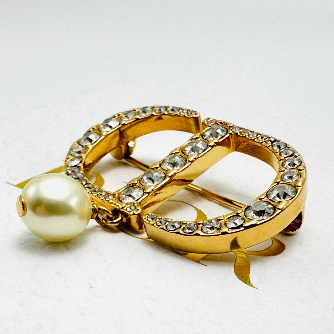 DIOR プチCD ブローチ　ラインストーン　ロゴ　ゴールドカラー　レジンパール