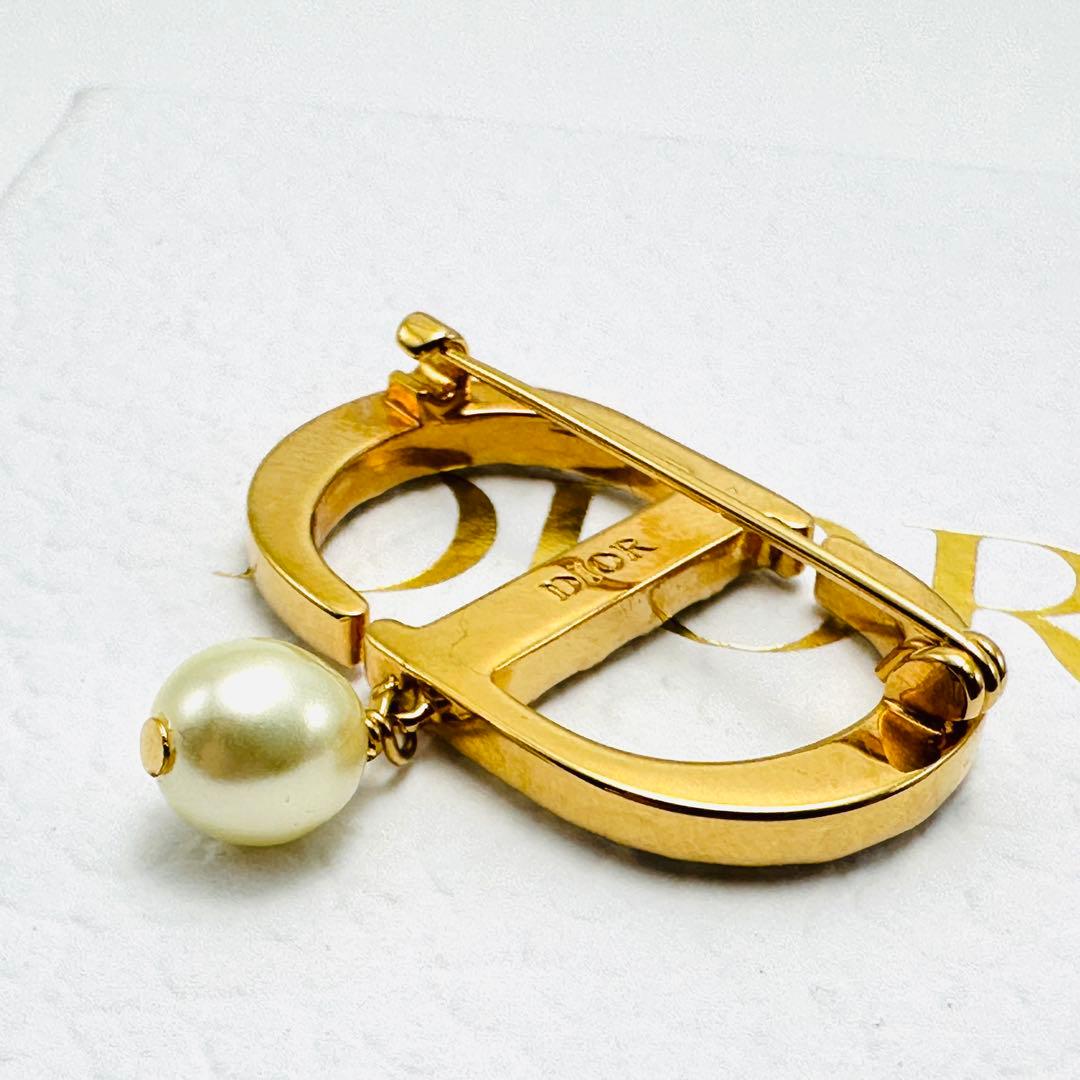 DIOR プチCD ブローチ　ラインストーン　ロゴ　ゴールドカラー　レジンパール