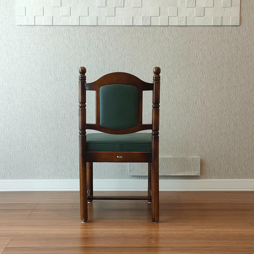 ＜希少＞　オールドカリモク　レザーチェア　鋲打ち