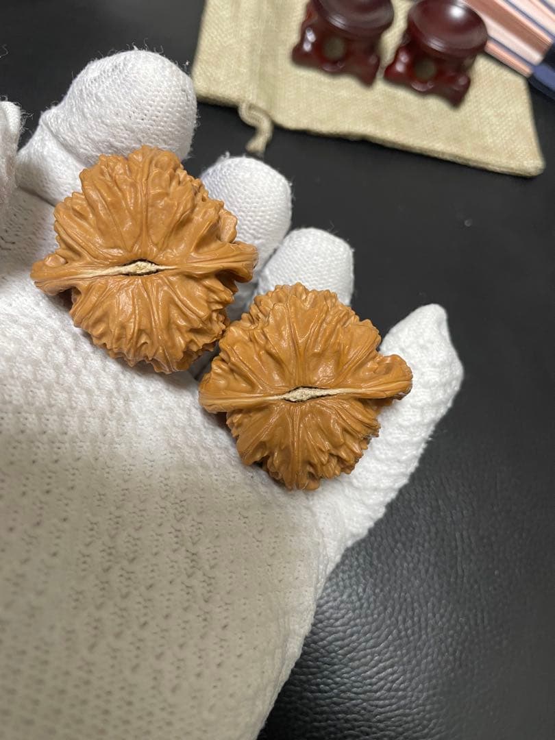 ご依頼No.338 遊ぶクルミ文玩核桃精配三角白狮子头核桃 文玩袋 セット