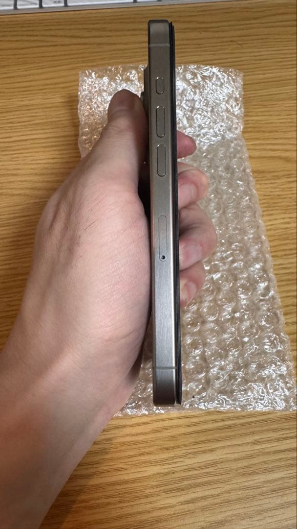 iPhone 15 Pro 256GB ナチュラルチタニウム　画面修理歴あり