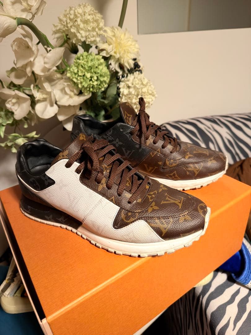 Louis Vuitton ロゴ入りスニーカー