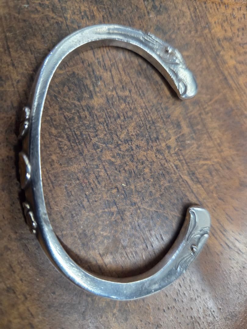 ダブルローズ金メタル付き顔バングル　Mサイズ