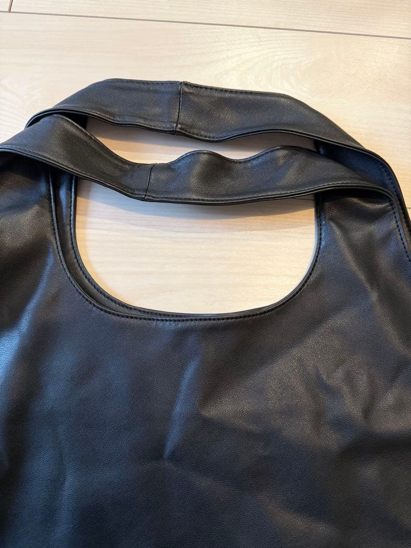 A.P.C. ブラックレザートートバッグ