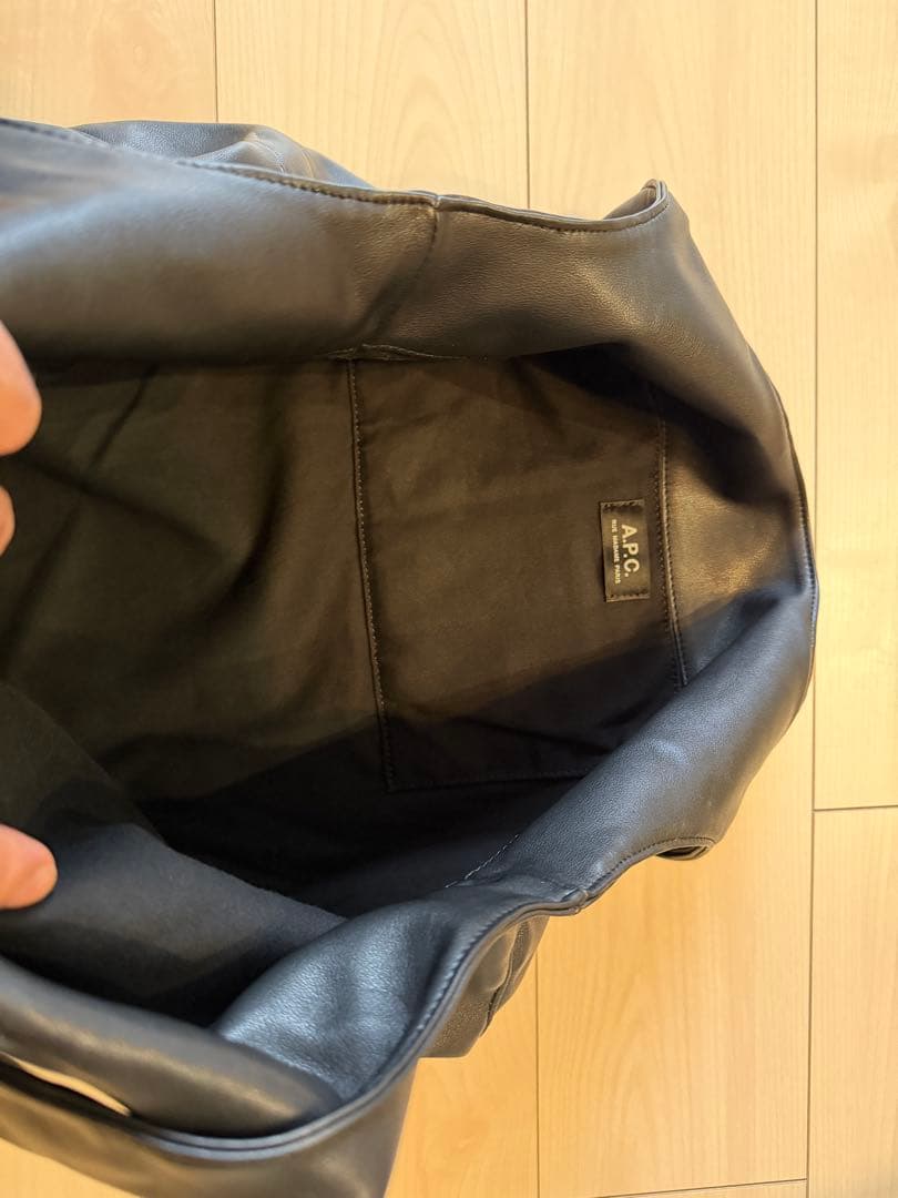 A.P.C. ブラックレザートートバッグ