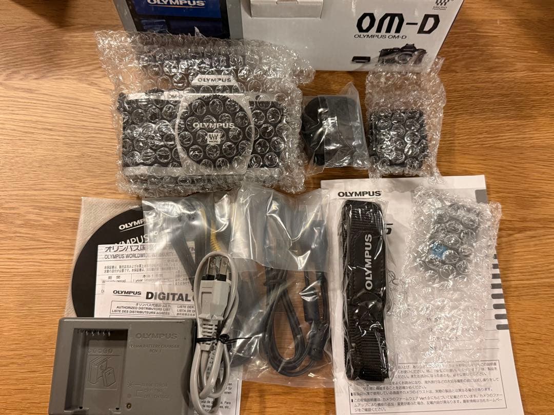 し*ね様 OLYMPUS OM-D E-M5 デジタルカメラ 本体 シルバー　付