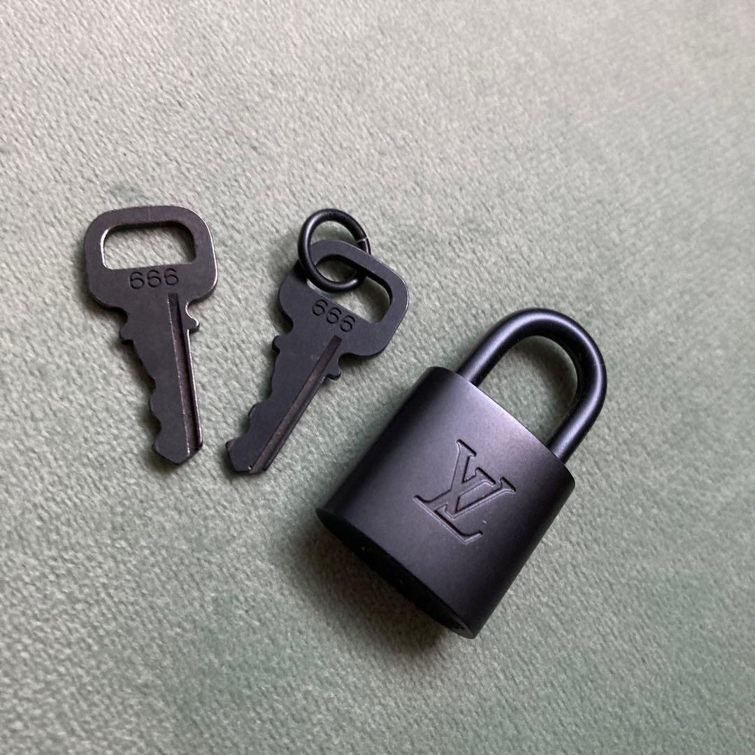 未使用品　LOUISVUITTON 南京錠　ブラック　ガンメタ　鍵付き