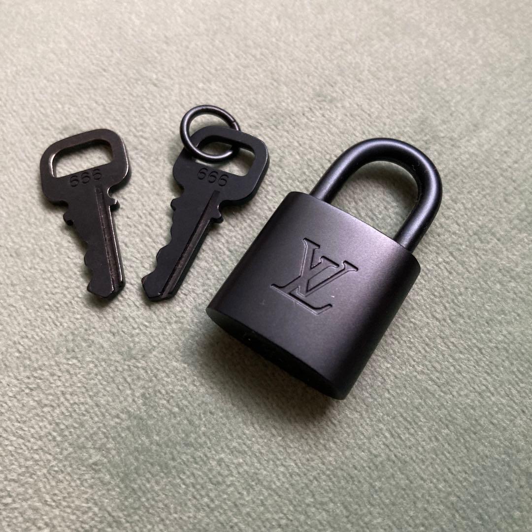 未使用品　LOUISVUITTON 南京錠　ブラック　ガンメタ　鍵付き