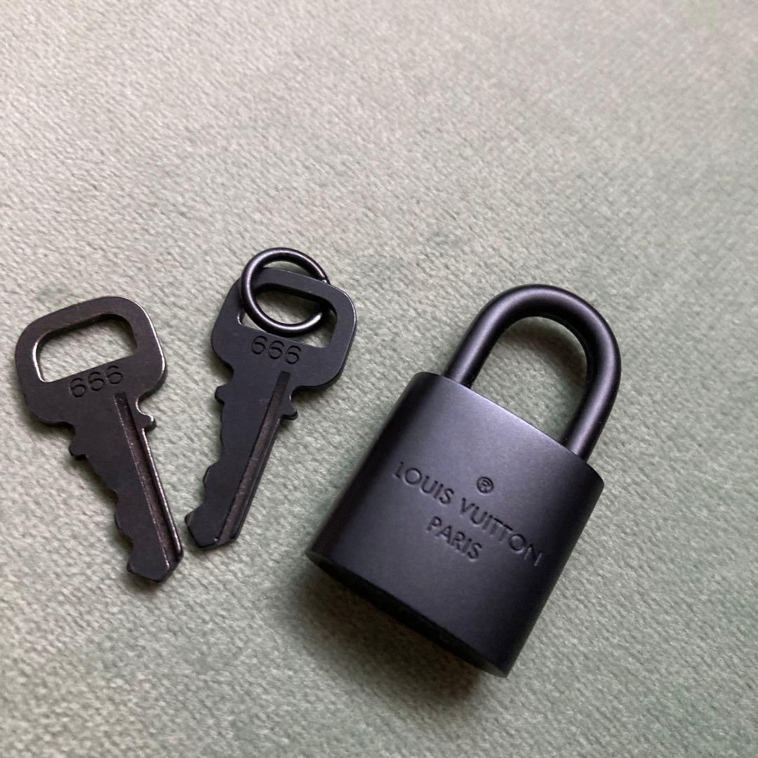 未使用品　LOUISVUITTON 南京錠　ブラック　ガンメタ　鍵付き