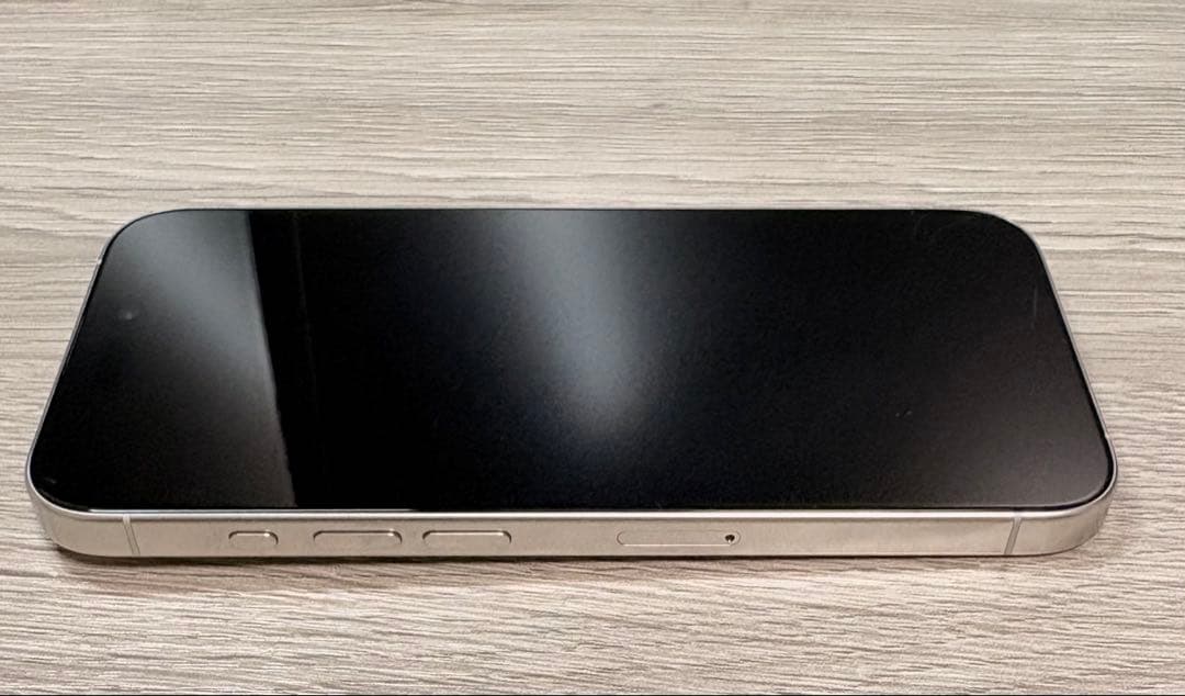 iPhone 15 Pro 256GB ホワイトチタニウム　SIMフリー