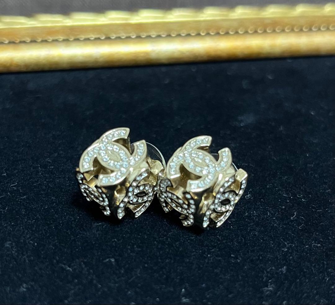 【美品・希少】CHANEL ５面ロゴピアス