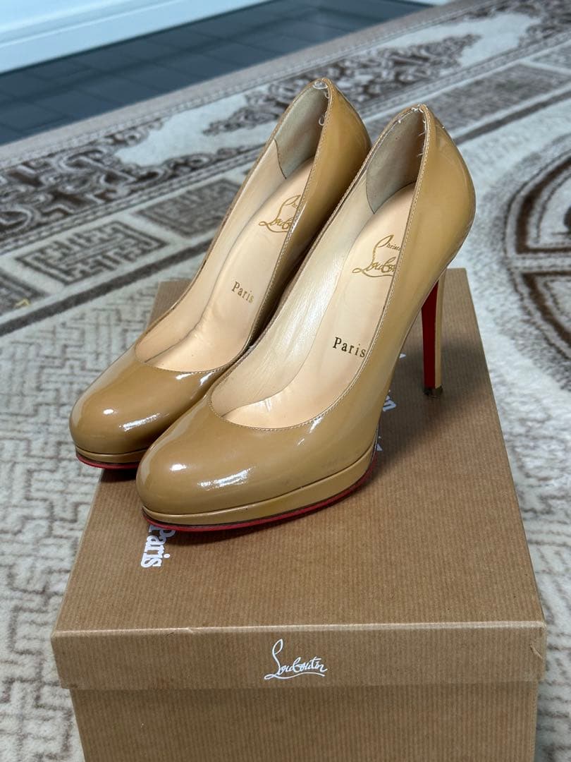 Christian Louboutin ベージュ ハイヒール