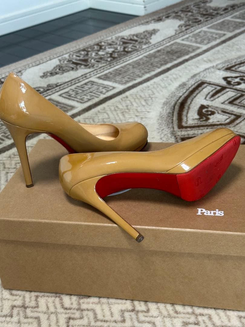 Christian Louboutin ベージュ ハイヒール