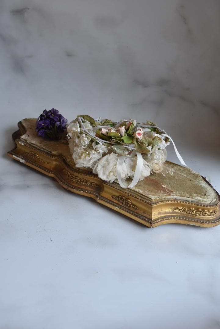 難有フランス19世紀　シャビーシックな金のリボンレリーフのグローブドマリエの台座