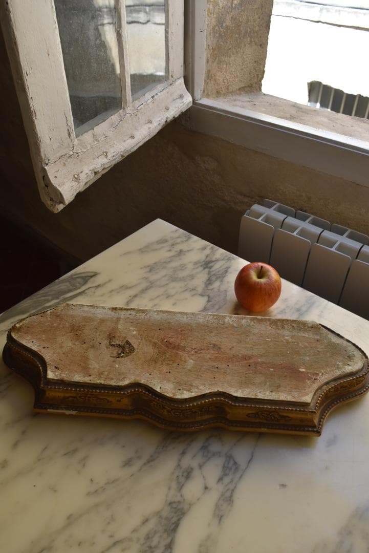 難有フランス19世紀　シャビーシックな金のリボンレリーフのグローブドマリエの台座