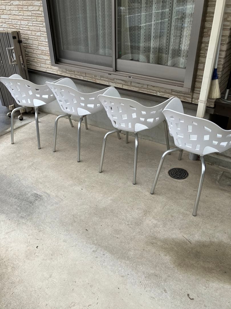 AMAT-3ミラルックアーム　ガーデン　スペイン製4脚　白　ハビエルマリスカル