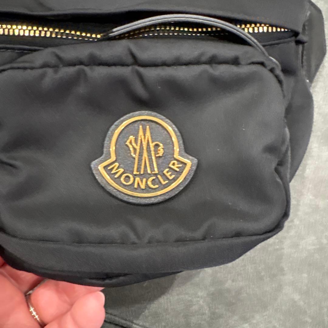 MONCLER ブラック ボディバッグ