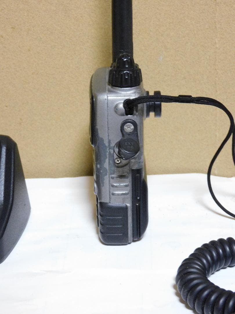 STANDARD製50/144/430MHz帯アマチュア無線ハンディ機VX-7