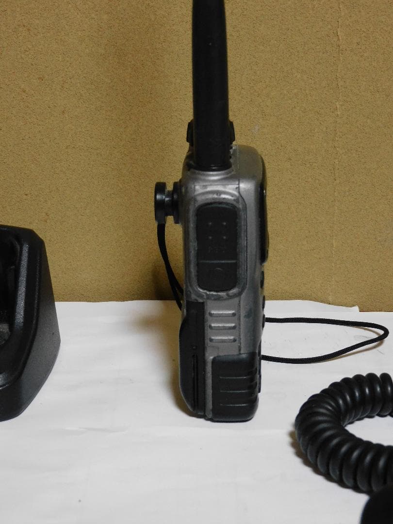 STANDARD製50/144/430MHz帯アマチュア無線ハンディ機VX-7