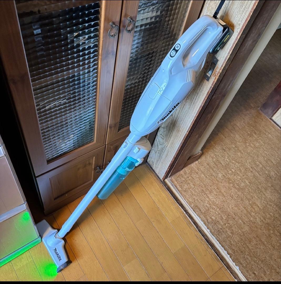 Makita マキタ コードレス掃除機 CL107FD充電器付き LEDライト付