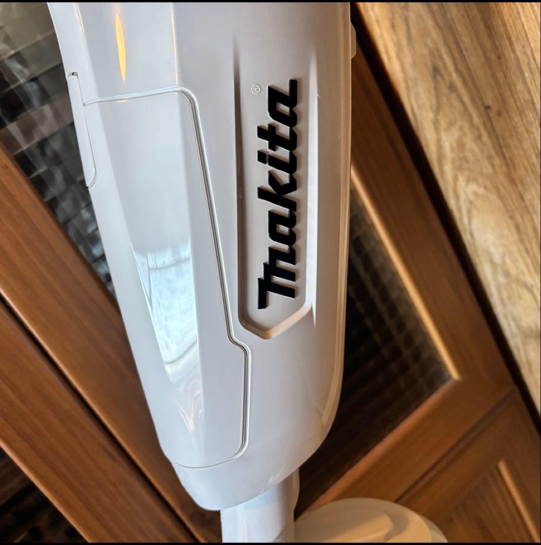 Makita マキタ コードレス掃除機 CL107FD充電器付き LEDライト付