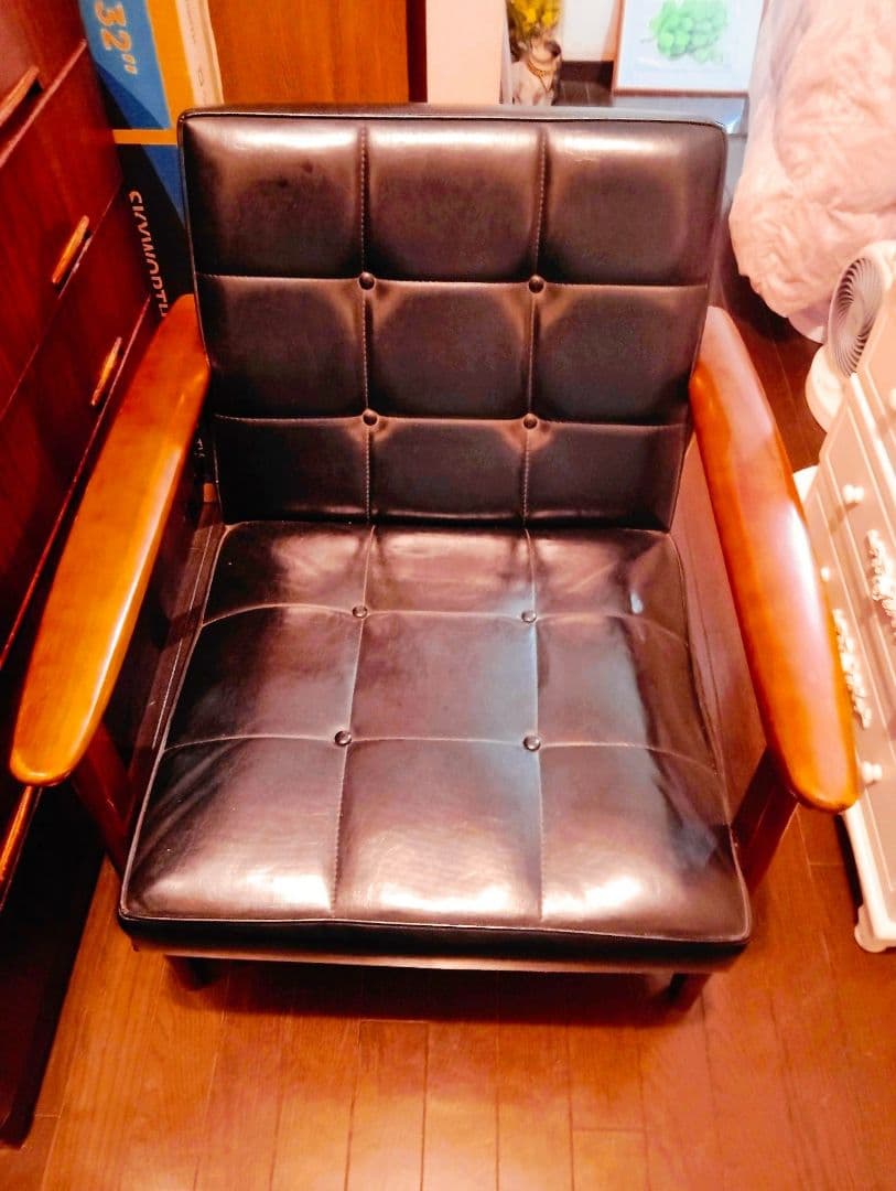 カリモク家具60レザー 1人掛け椅子　2セット折りたたんで配送出来ます。送料無料