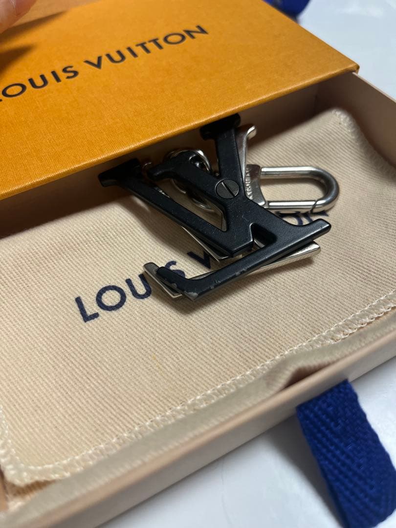 LOUIS VUITTON ロゴキーホルダー