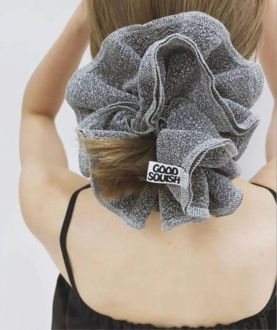 GOOD SQUISH シルバー フリルヘアシュシュ