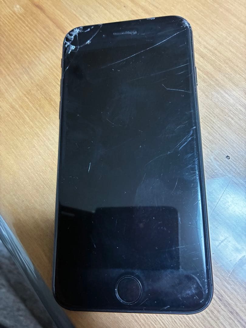 iPhone se第2世代64GBブラック ひび割れあり