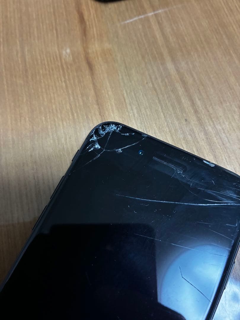 iPhone se第2世代64GBブラック ひび割れあり