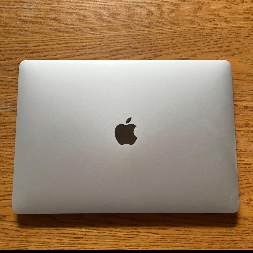 Apple M1チップ搭載13インチMacBook air シルバー 薄型