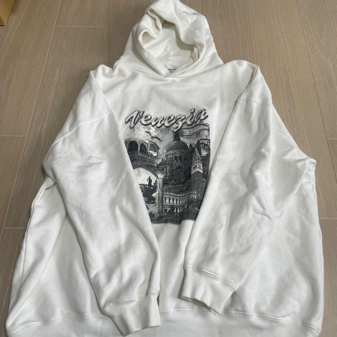 バレンシアガパーカー