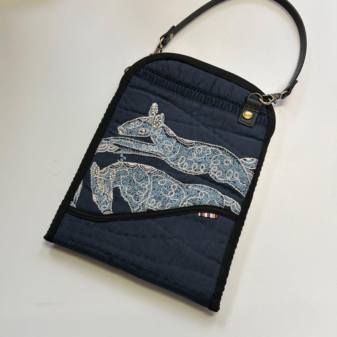 ミナペルホネン　スマホポーチ　キルト　papurikko ネイビー