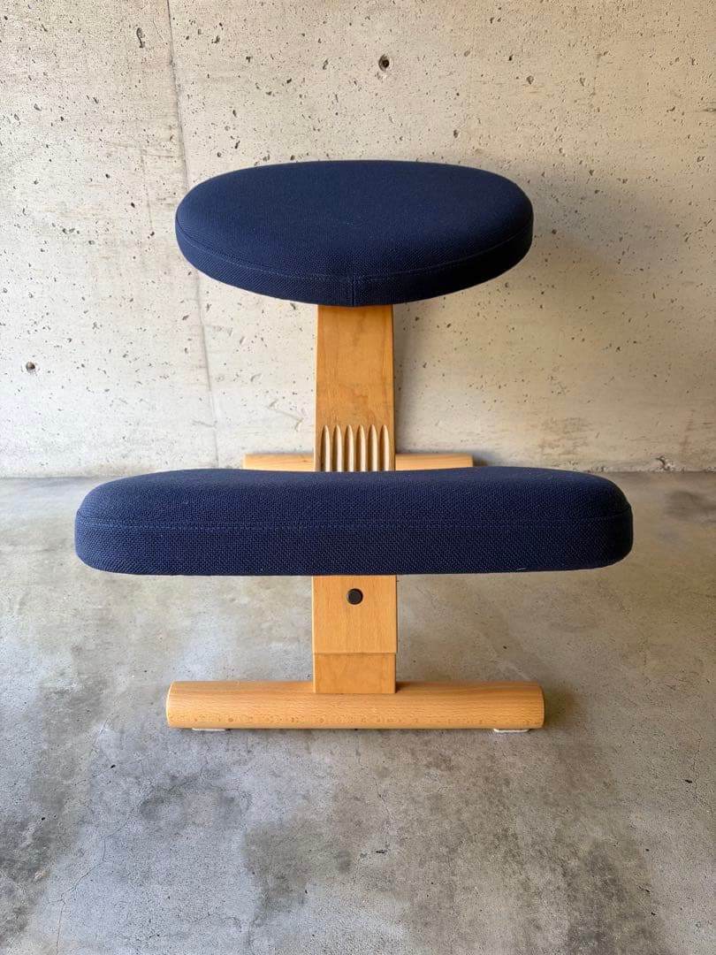 【良品】バランスイージー姿勢矯正チェア ネイビー