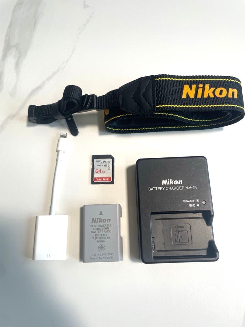 [美品]Nikon一眼カメラ D5600ダブルズームキット　ショット数1248枚