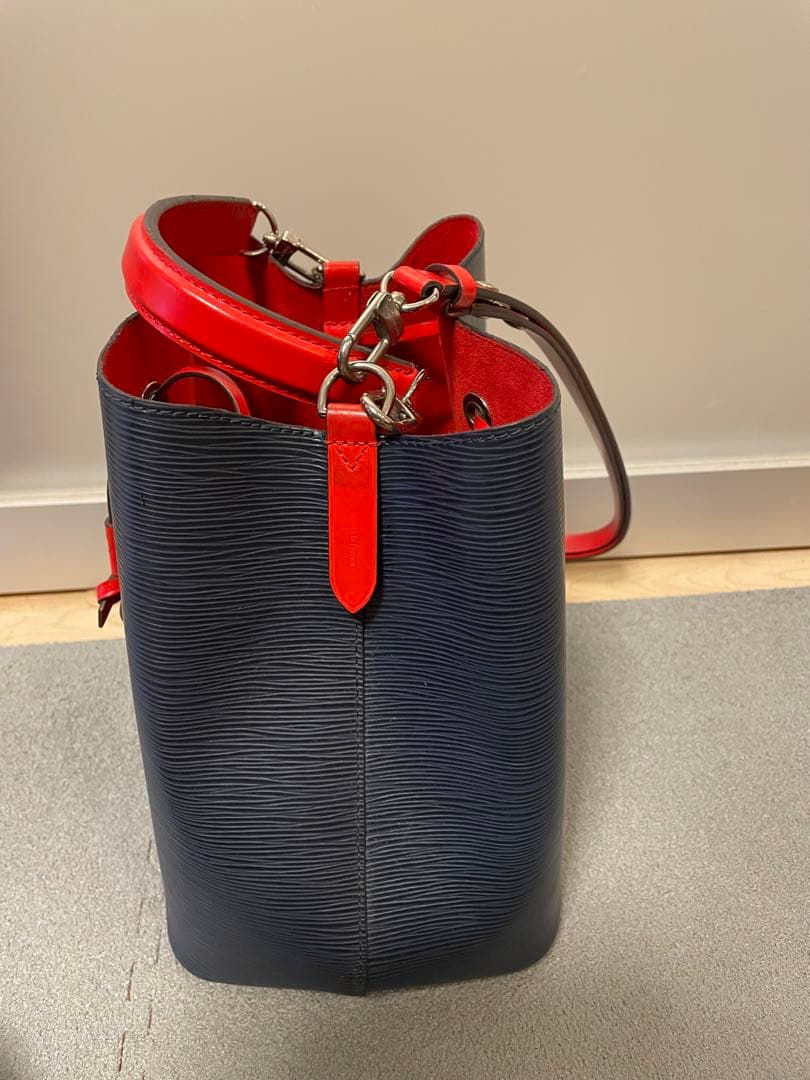 ネイビーとレッドの巾着型バッグ　ルイヴィトン　エピ　美品　ネオノエ
