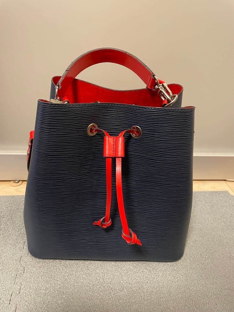 ネイビーとレッドの巾着型バッグ　ルイヴィトン　エピ　美品　ネオノエ